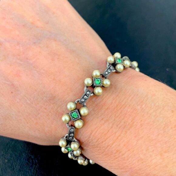 Vintage Mid-Century Bracelet, Faux Pearls & Peridot Glass Crystals, Floral Motif - Picture 8 of 10